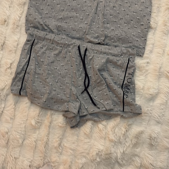 Tommy Hilfiger Gray Shorts And Top Sleep Set Size Medium - Picture 4 of 7
